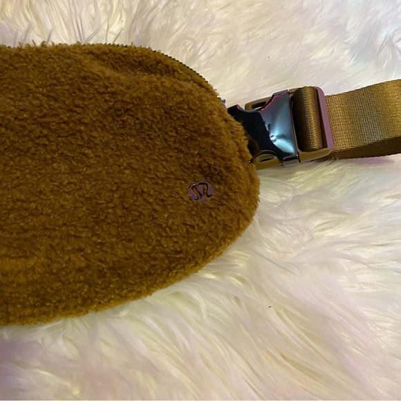 Lululemon Burnt Caramel Fleece Everywhere Belt Bag - Picture 4 of 10
